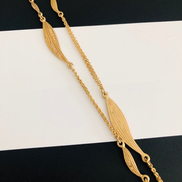 Sea foam colored long strain necklace - Picture 3 of 8